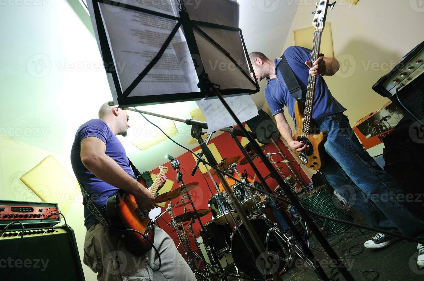 un groupe de musique s'entraîne dans un garage photo