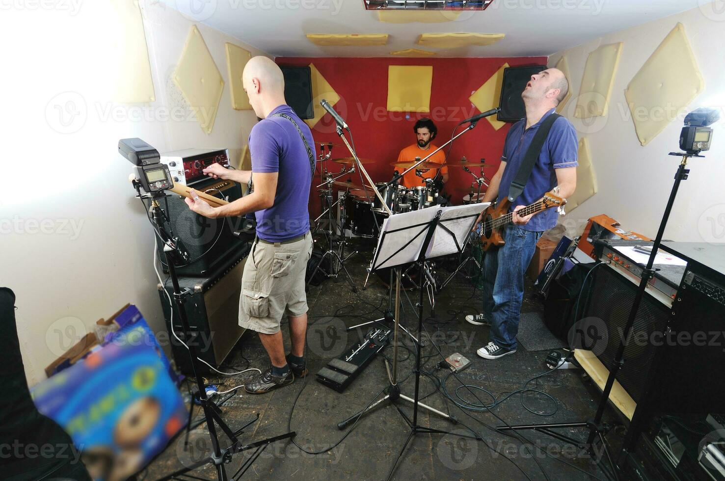 un groupe de musique s'entraîne dans un garage photo
