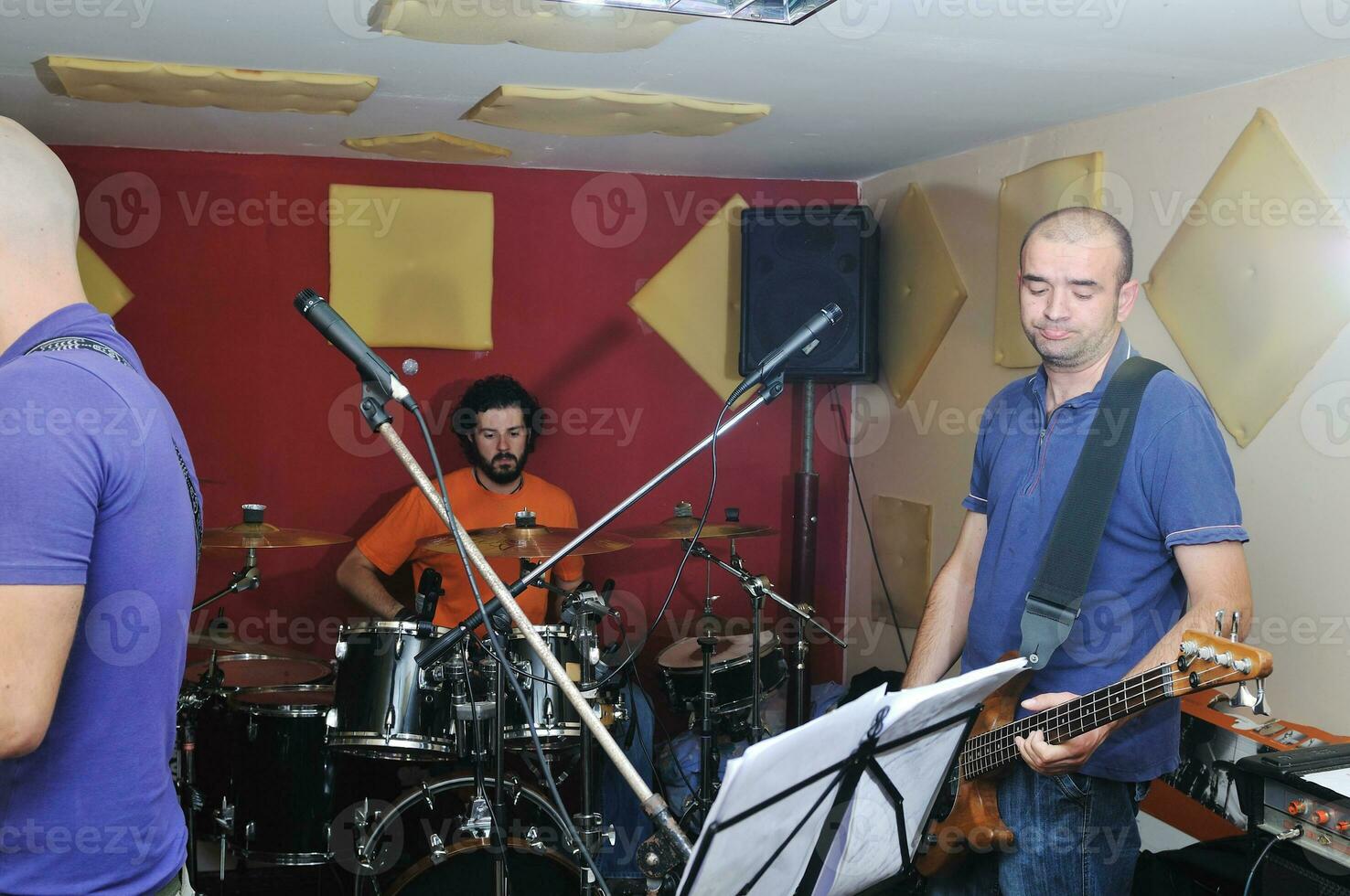 un groupe de musique s'entraîne dans un garage photo