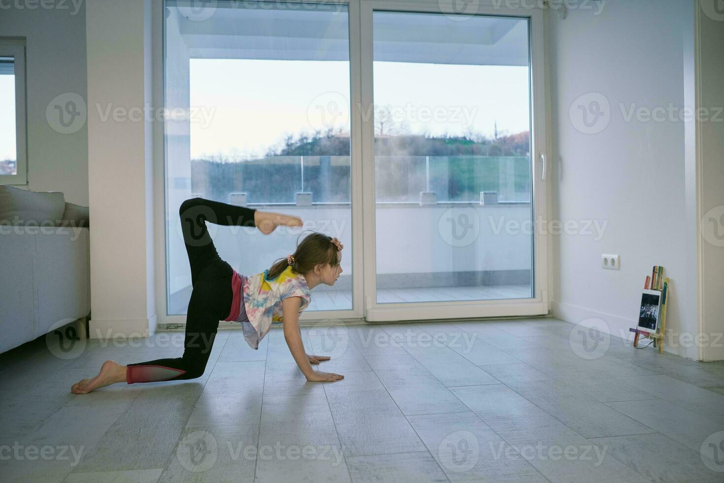 classe de ballet d'éducation en ligne pour filles à la maison photo