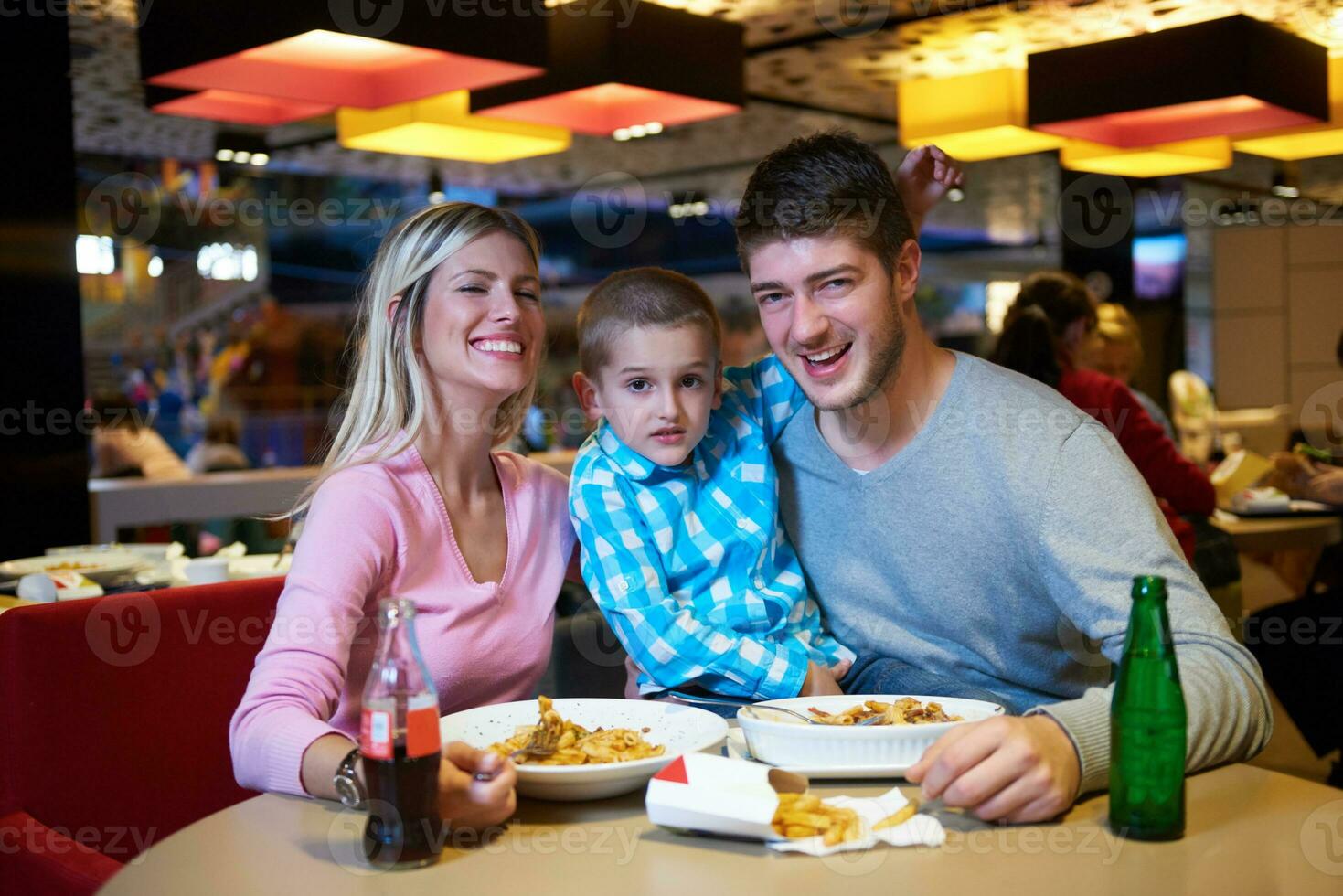 famille en train de déjeuner dans un centre commercial photo