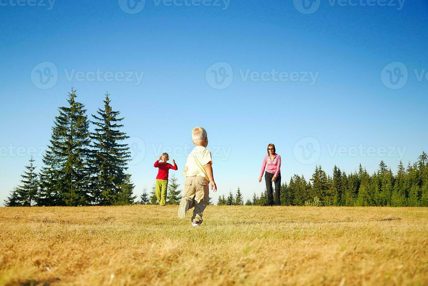 mère et enfants s'amusant dehors photo