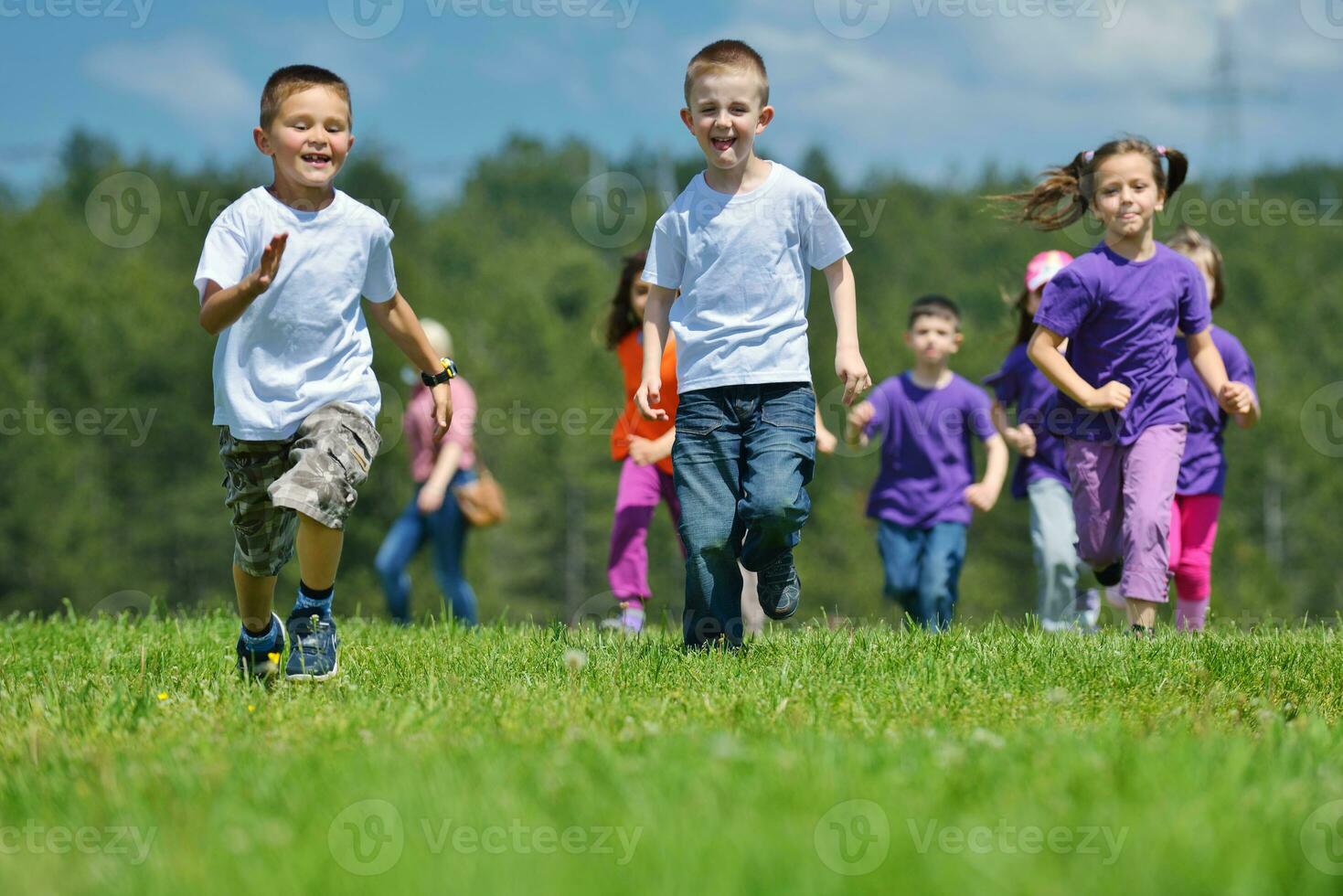 groupe d'enfants heureux s'amuser dans la nature photo