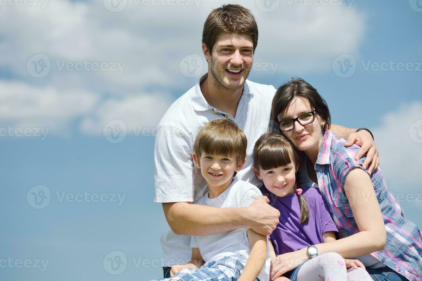 heureuse jeune famille s'amuser à l'extérieur photo