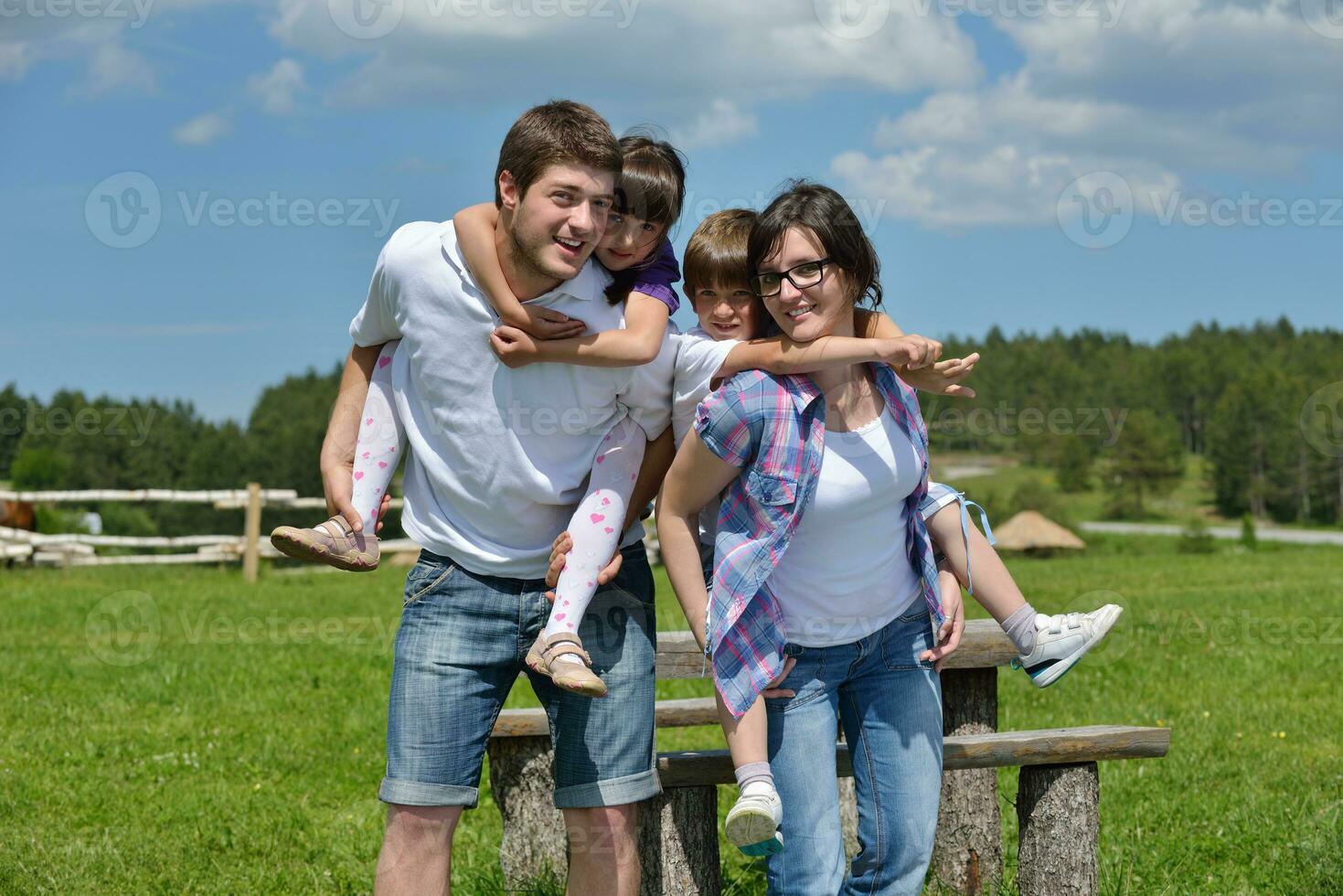 heureuse jeune famille s'amuser à l'extérieur photo