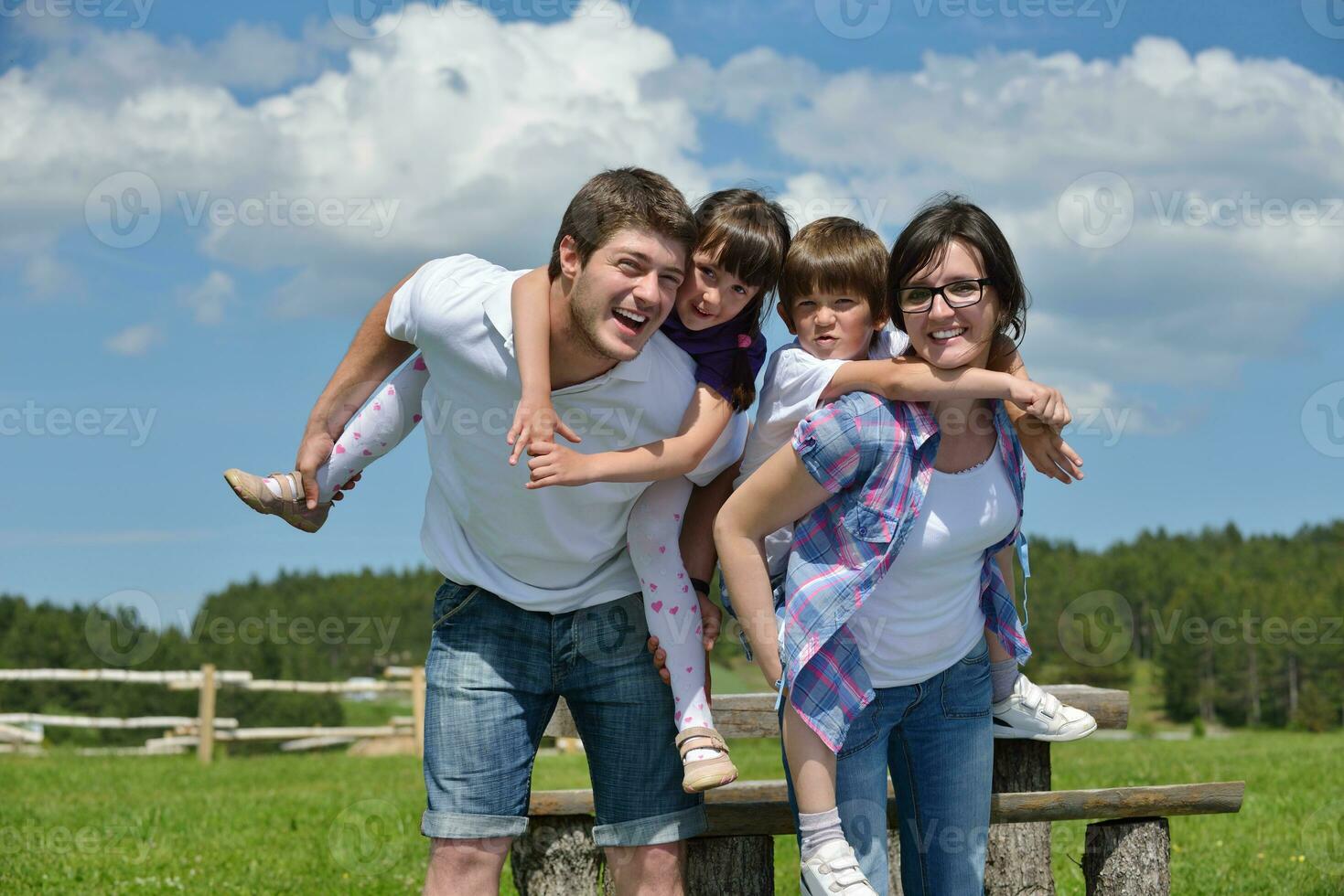 heureuse jeune famille s'amuser à l'extérieur photo