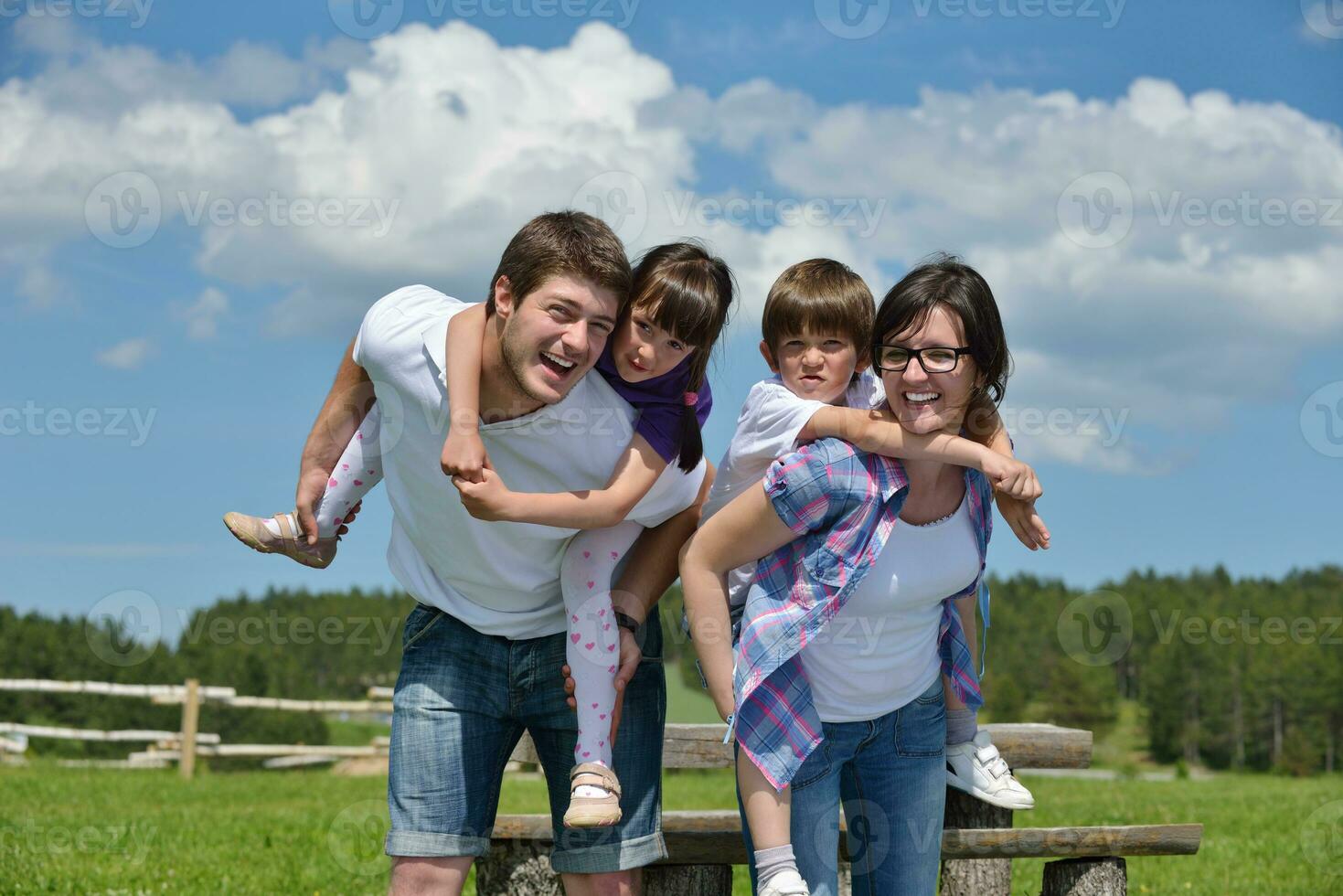 heureuse jeune famille s'amuser à l'extérieur photo