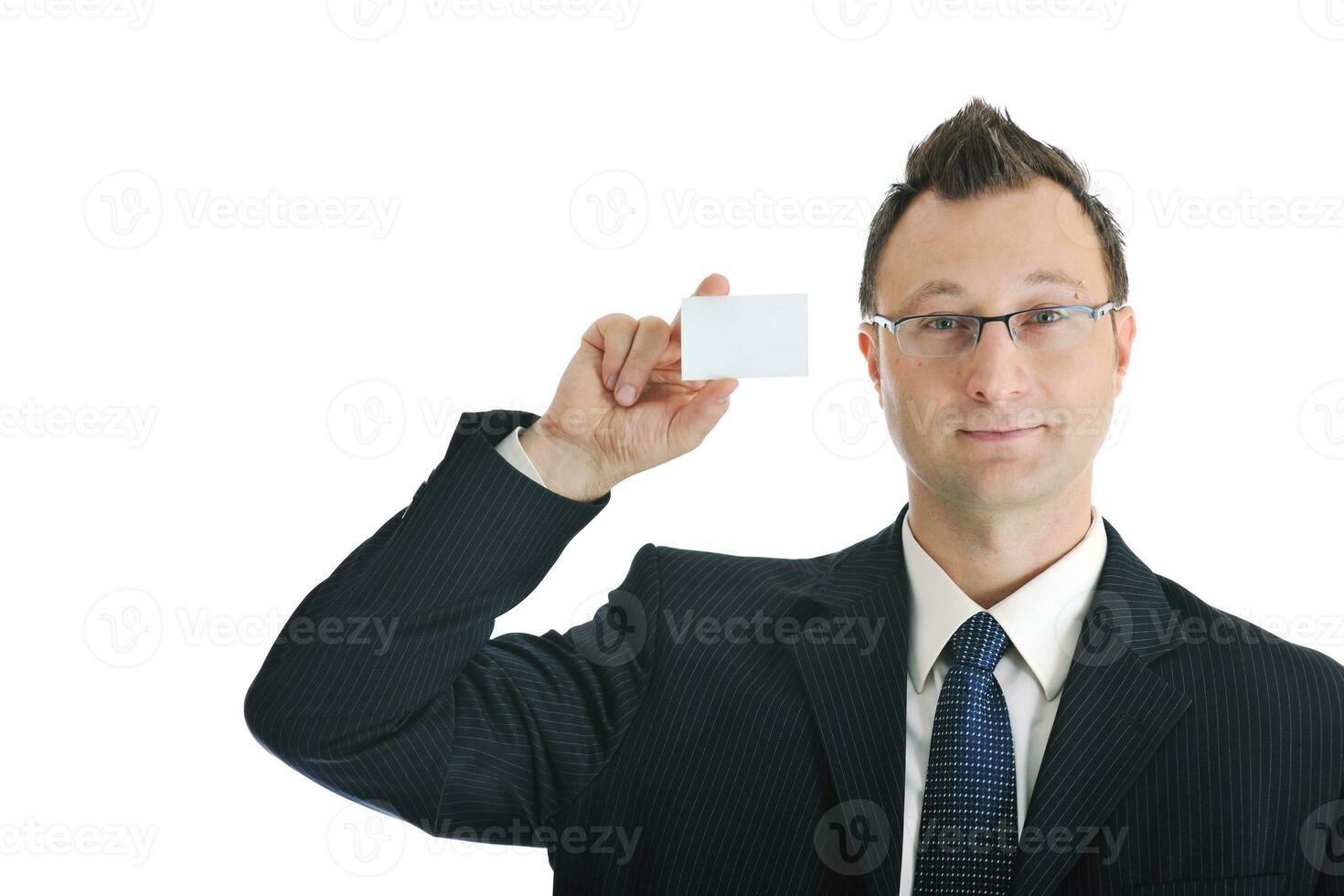 jeune homme d'affaires avec carte de visite vide photo