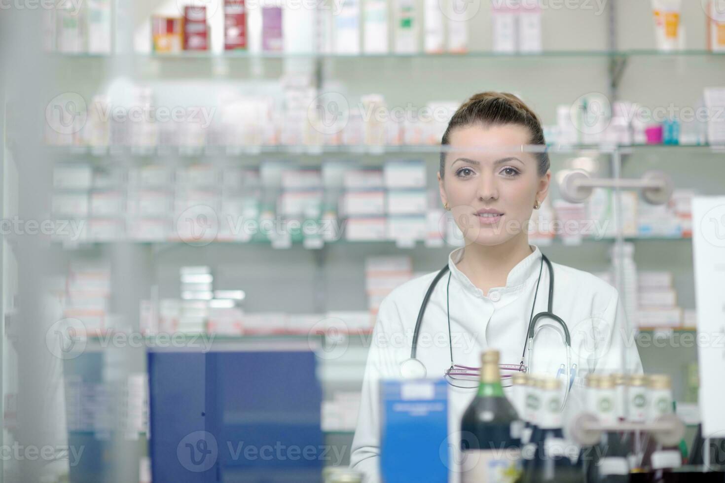 pharmacien chimiste femme debout en pharmacie pharmacie photo