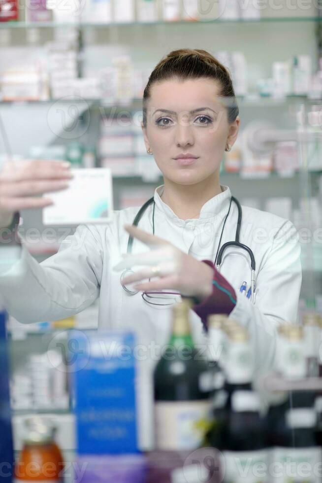 pharmacien chimiste femme debout en pharmacie pharmacie photo