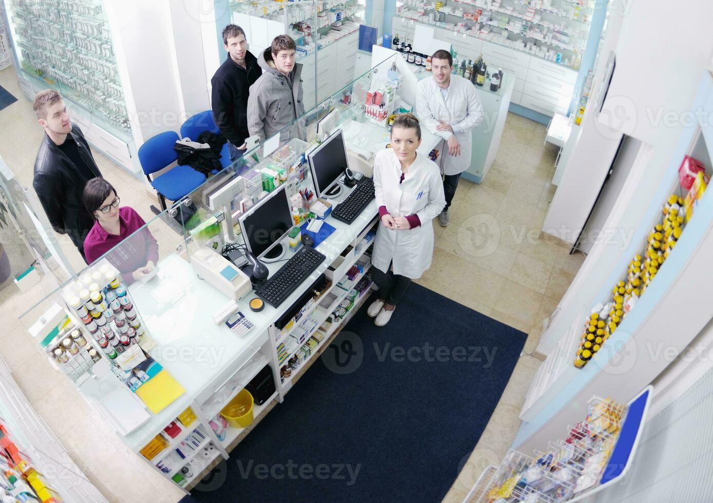 pharmacien suggérant un médicament médical à l'acheteur en pharmacie pharmacie photo