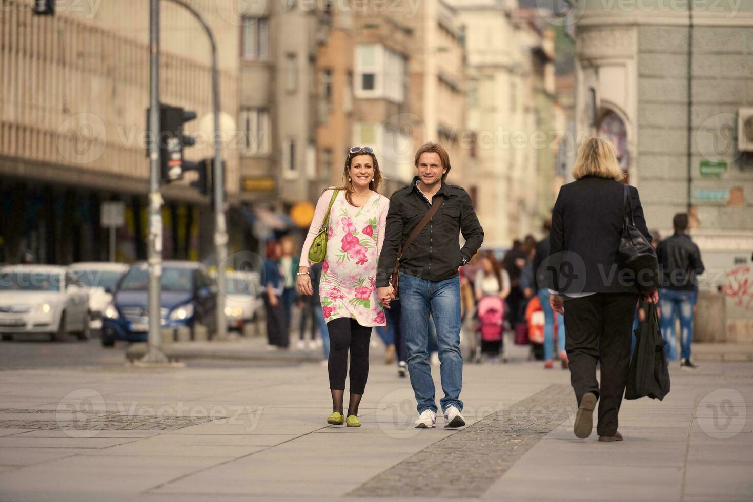 jeune couple enceinte s'amuser et se détendre photo