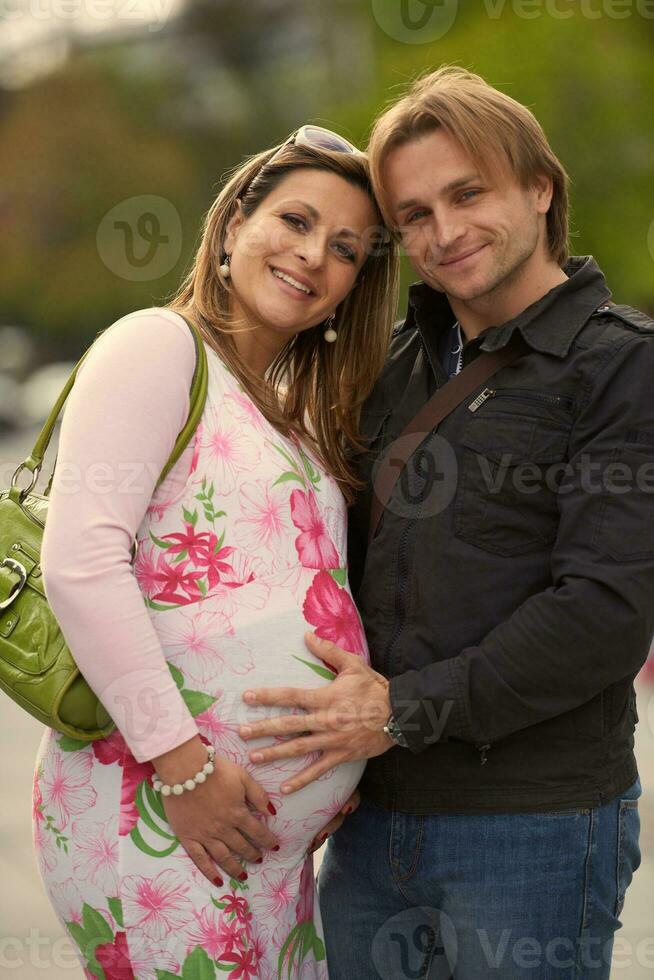 jeune couple enceinte s'amuser et se détendre photo