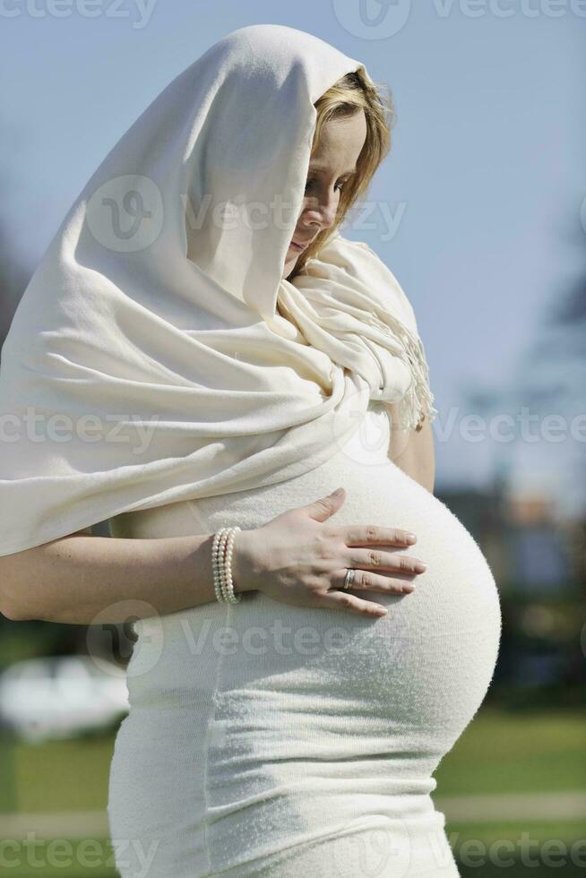 heureuse jeune femme enceinte en plein air photo