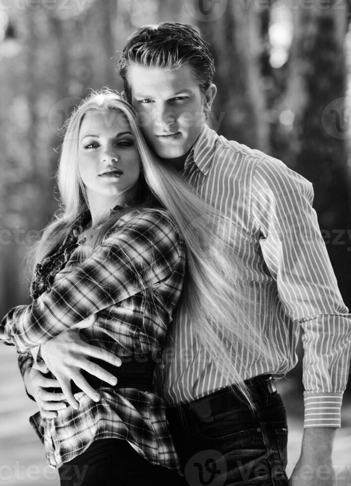 couple romantique amoureux en plein air photo