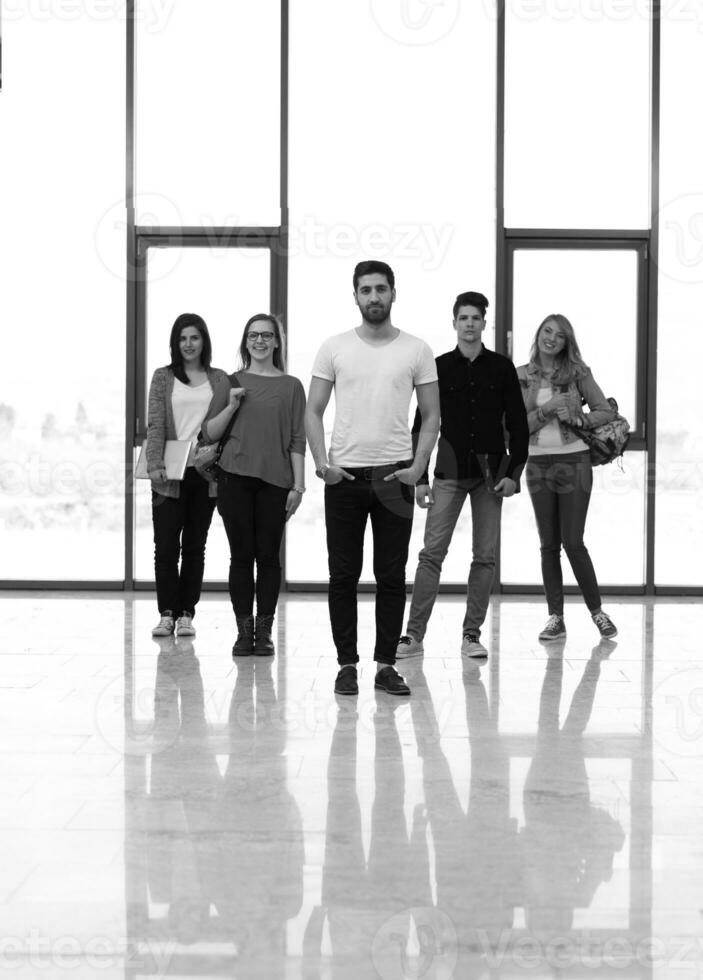 groupe d'étudiants debout ensemble en équipe photo