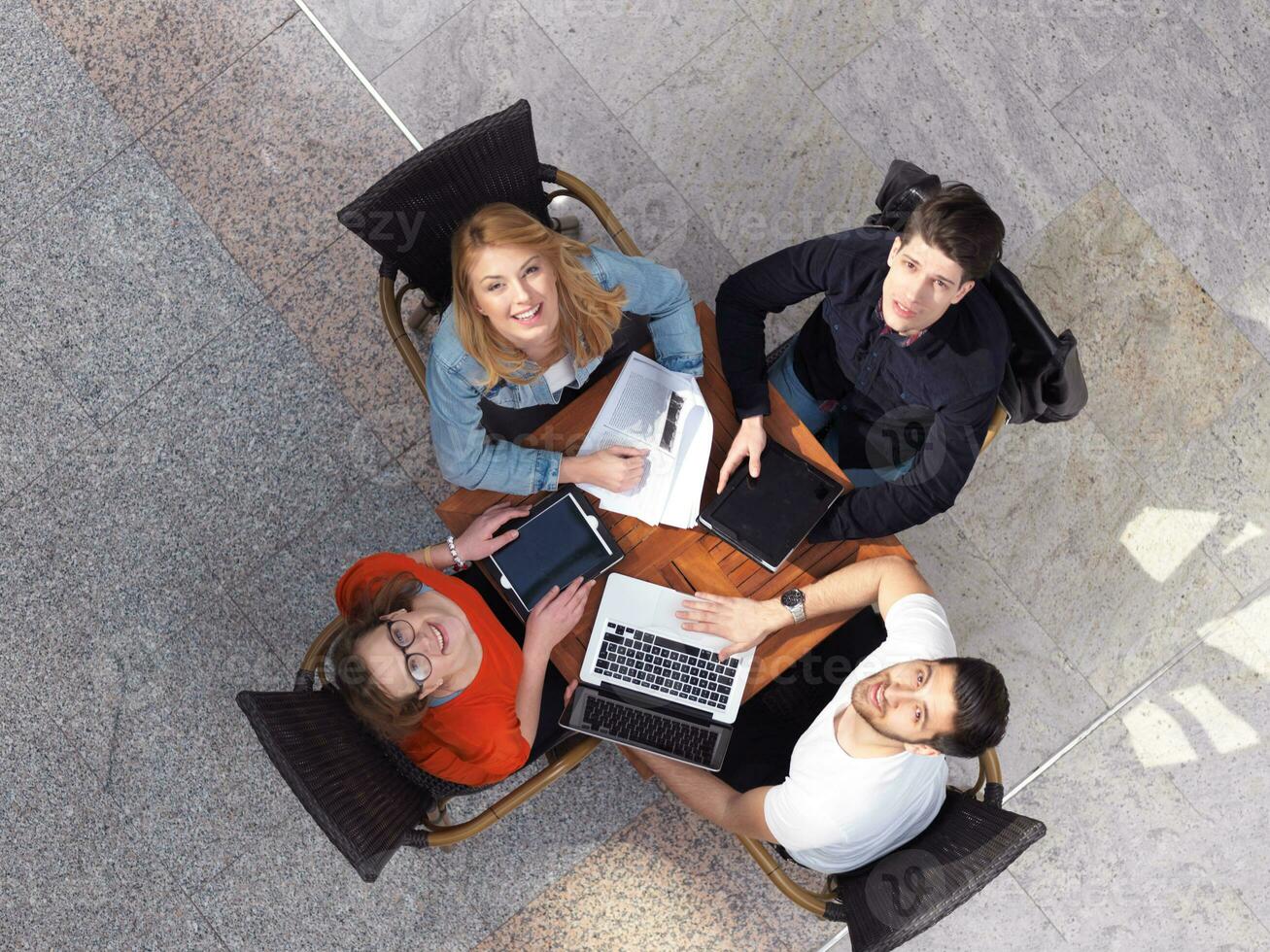 groupe d'étudiants travaillant ensemble sur un projet d'école photo