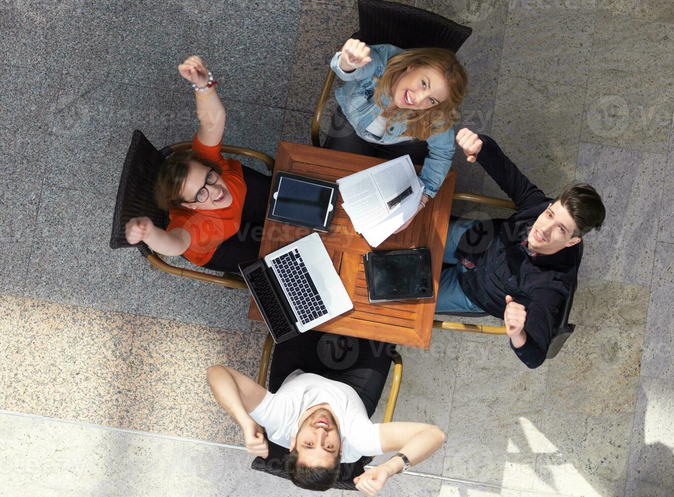 groupe d'étudiants travaillant ensemble sur un projet d'école photo