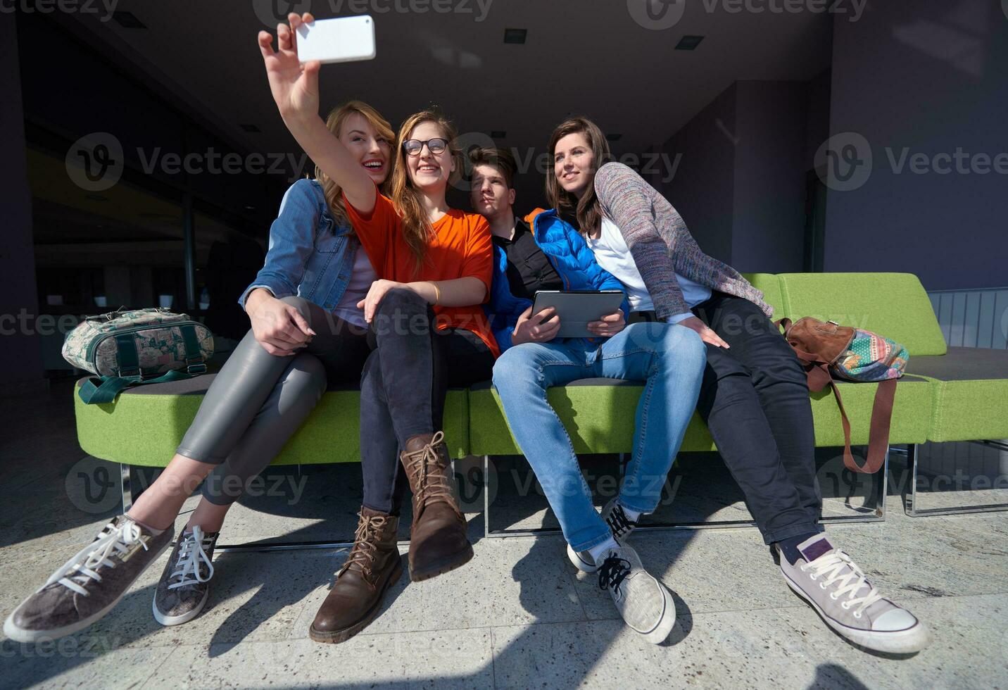 groupe d'étudiants prenant selfie photo