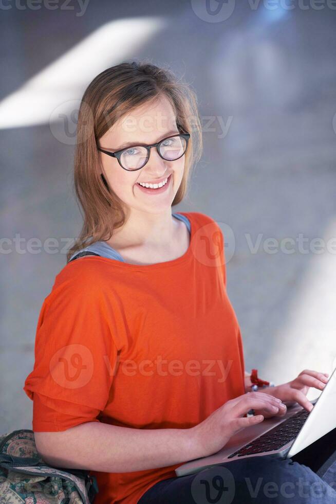 fille étudiante avec ordinateur portable photo