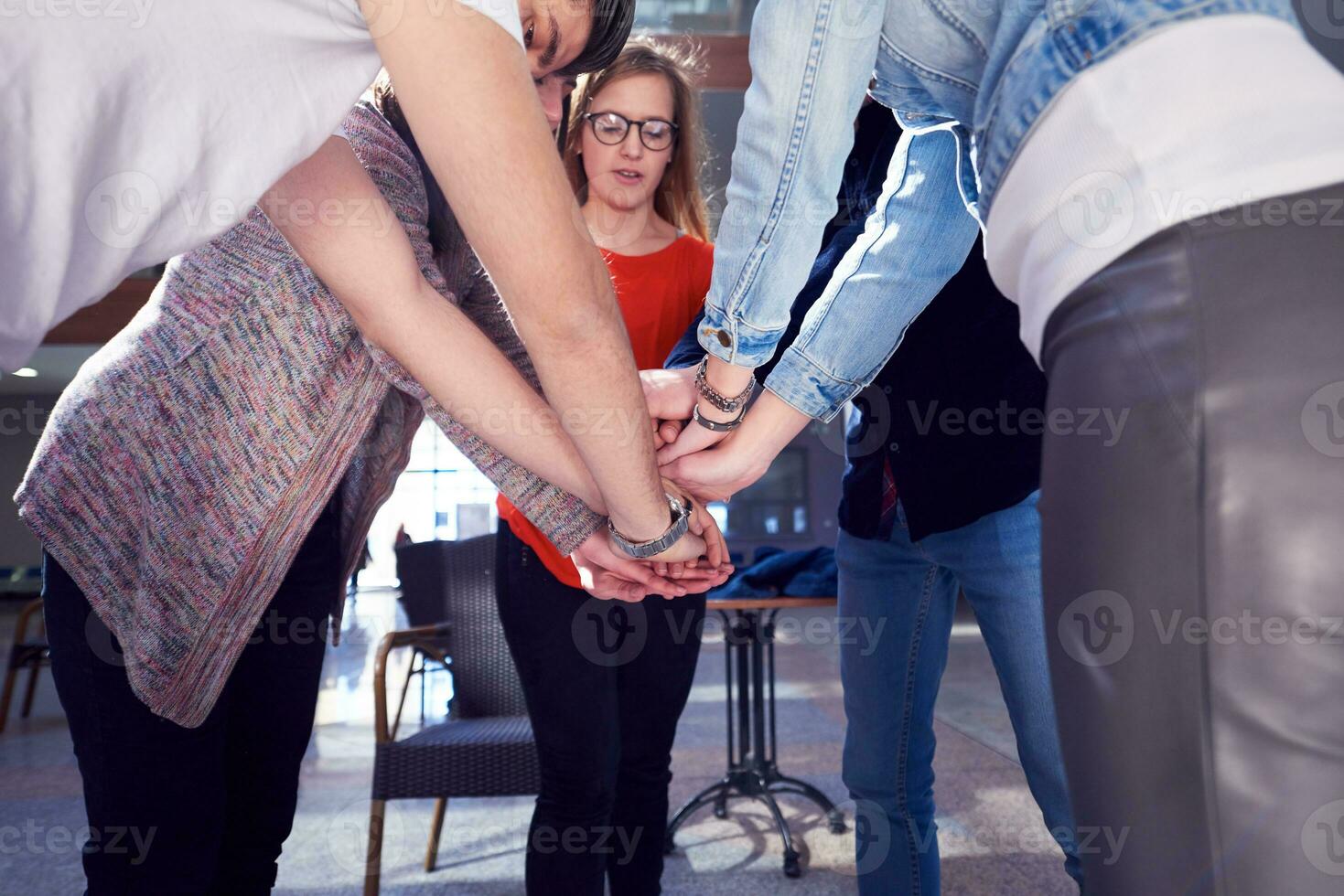 les étudiants heureux célèbrent photo