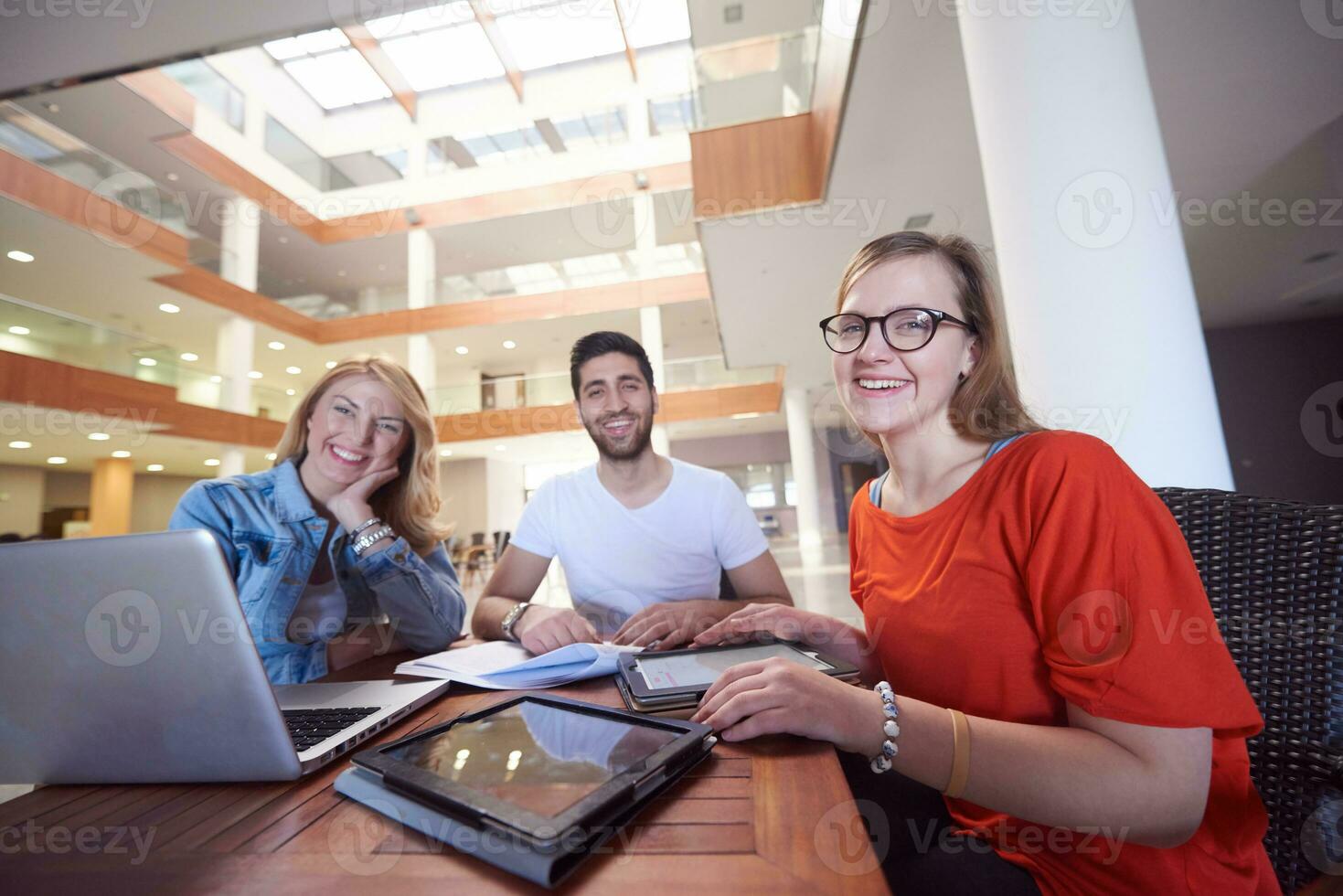 groupe d'étudiants travaillant ensemble sur un projet d'école photo