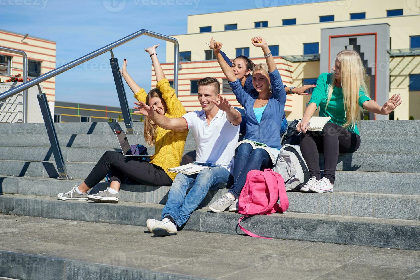 étudiants dehors assis sur les marches photo