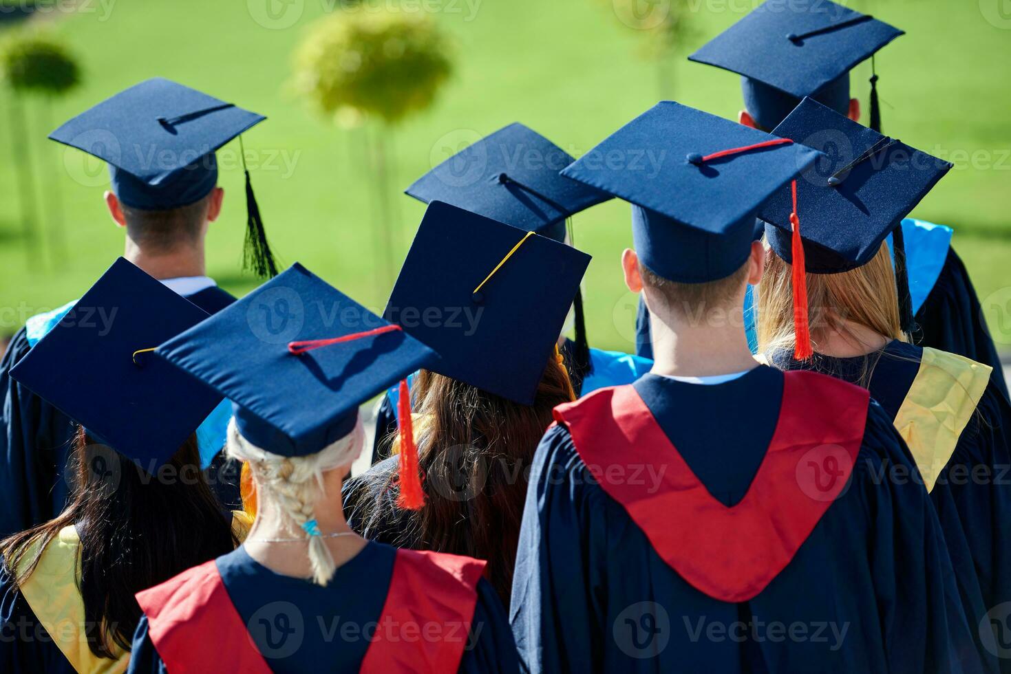 groupe d'étudiants jeunes diplômés photo