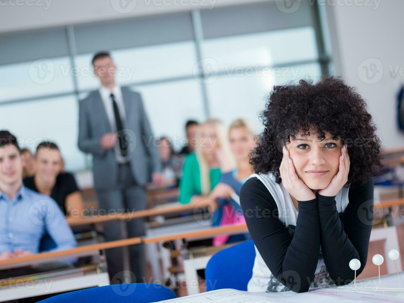 étudiants avec enseignant dans la classe de laboratoire informatique photo