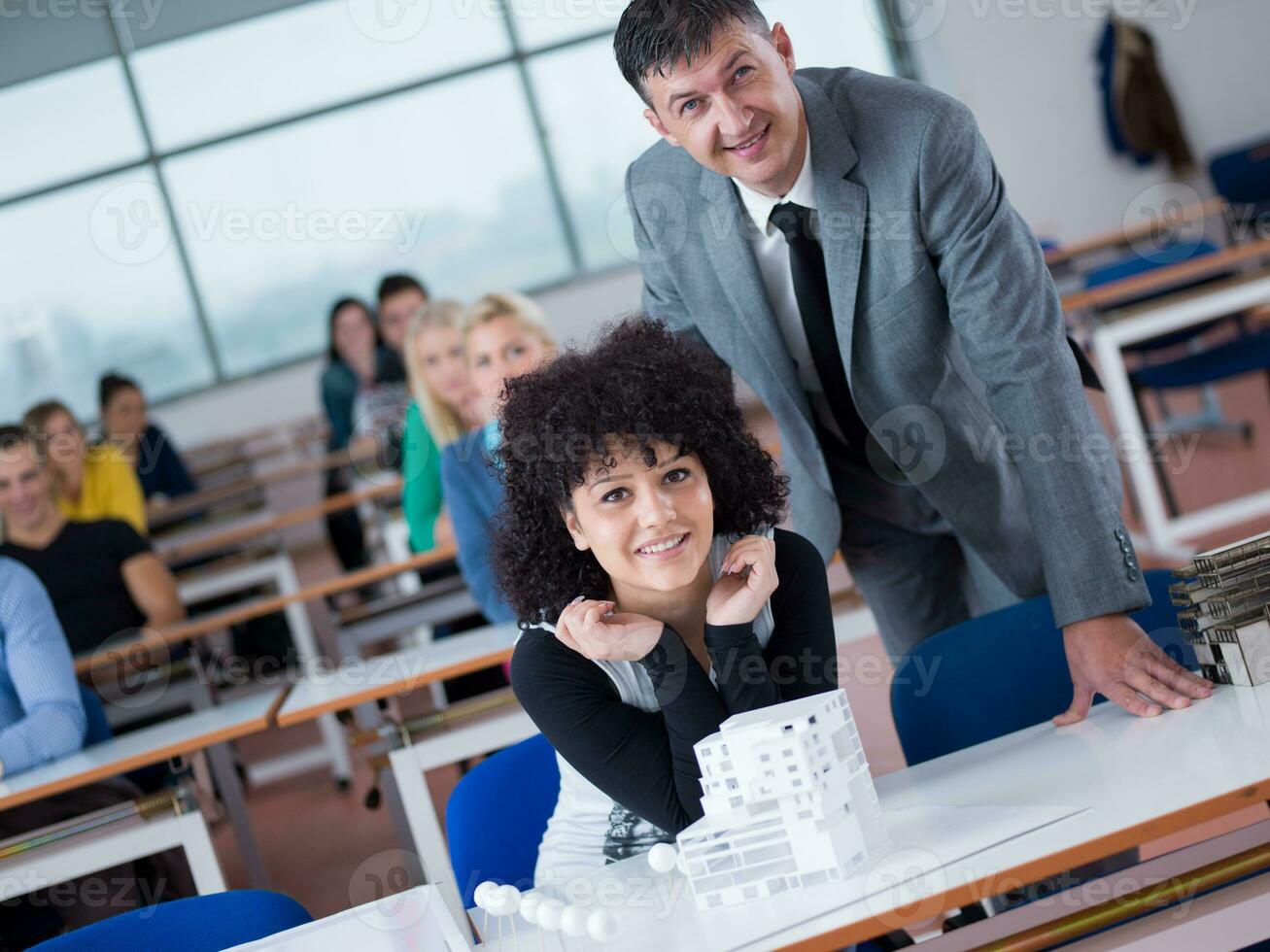 étudiants avec enseignant dans la classe de laboratoire informatique photo