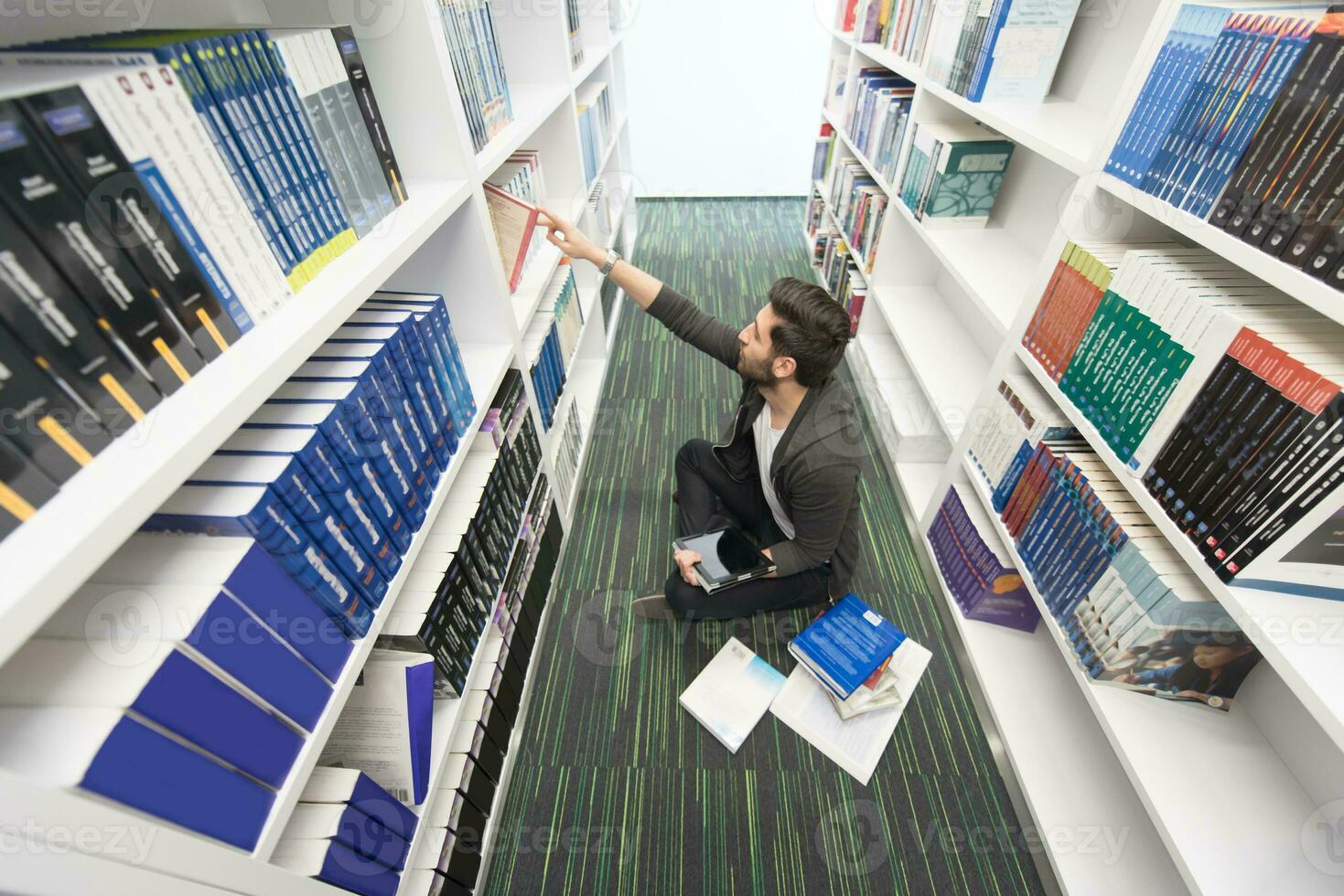 étude des étudiants à la bibliothèque de l'école photo