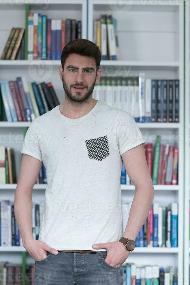 étude des étudiants à la bibliothèque de l'école photo