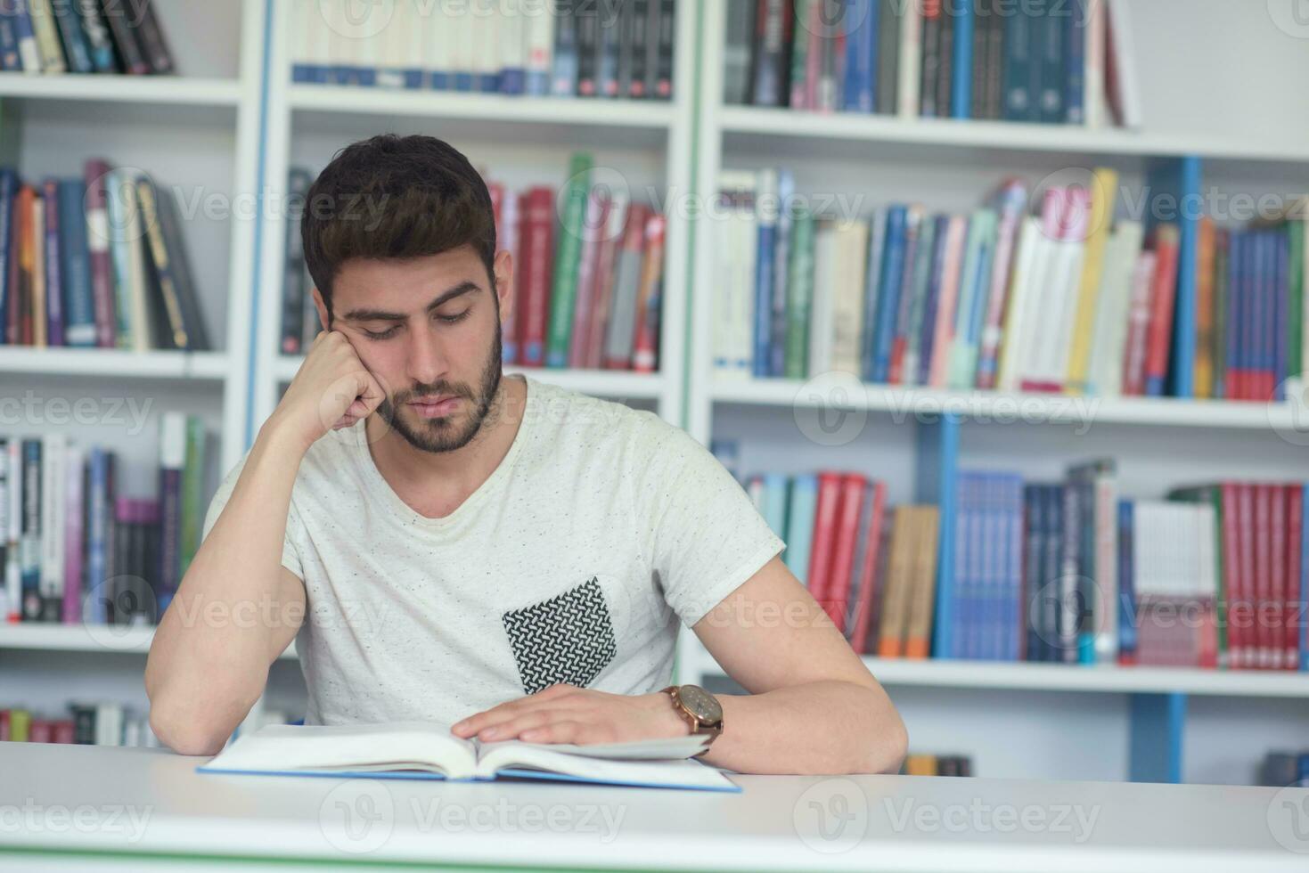 étude des étudiants à la bibliothèque de l'école photo