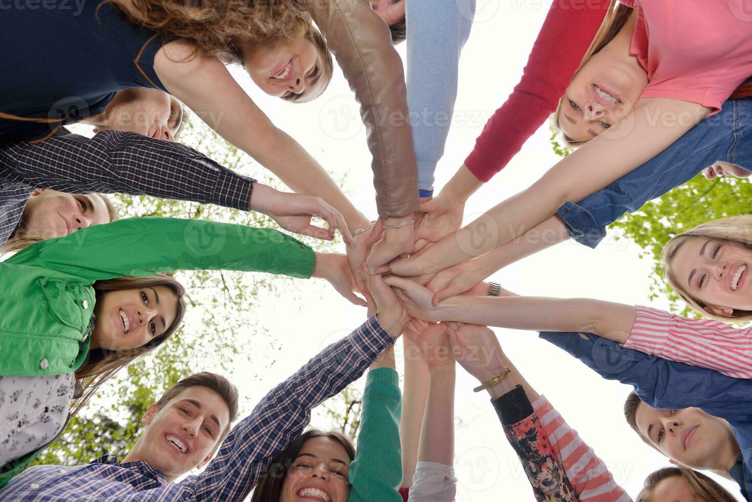 jeunes amis restant ensemble en plein air dans le parc photo