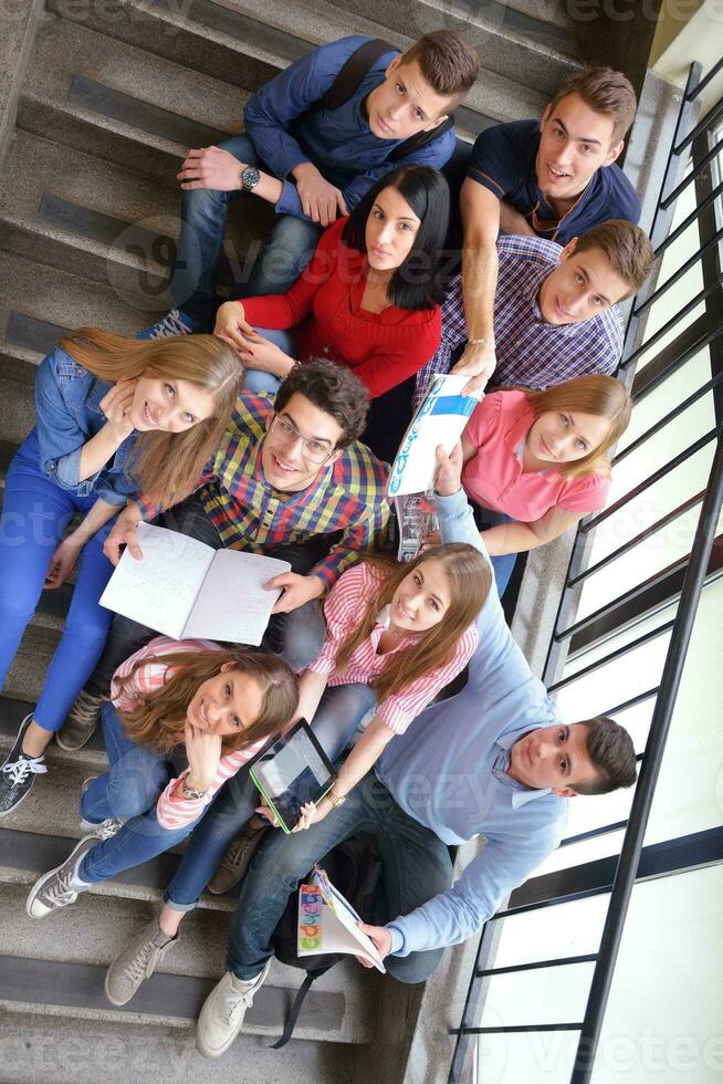 groupe d'adolescents heureux à l'école photo