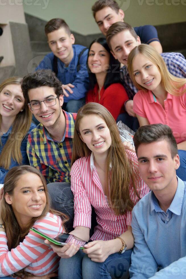 groupe d'adolescents heureux à l'école photo