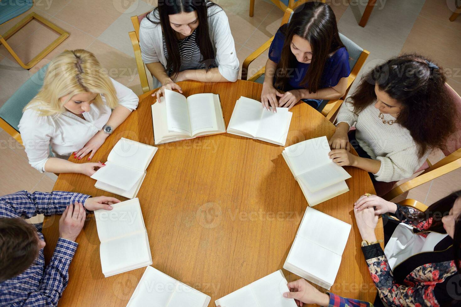 groupe d'adolescents heureux à l'école photo