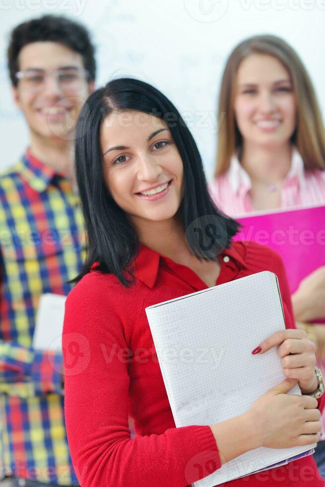 groupe d'adolescents heureux à l'école photo