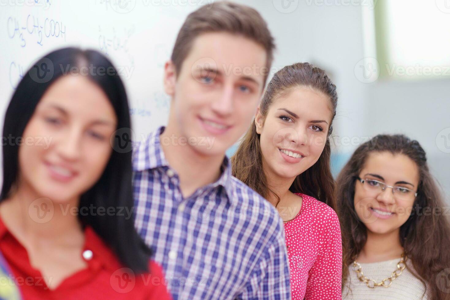 groupe d'adolescents heureux à l'école photo