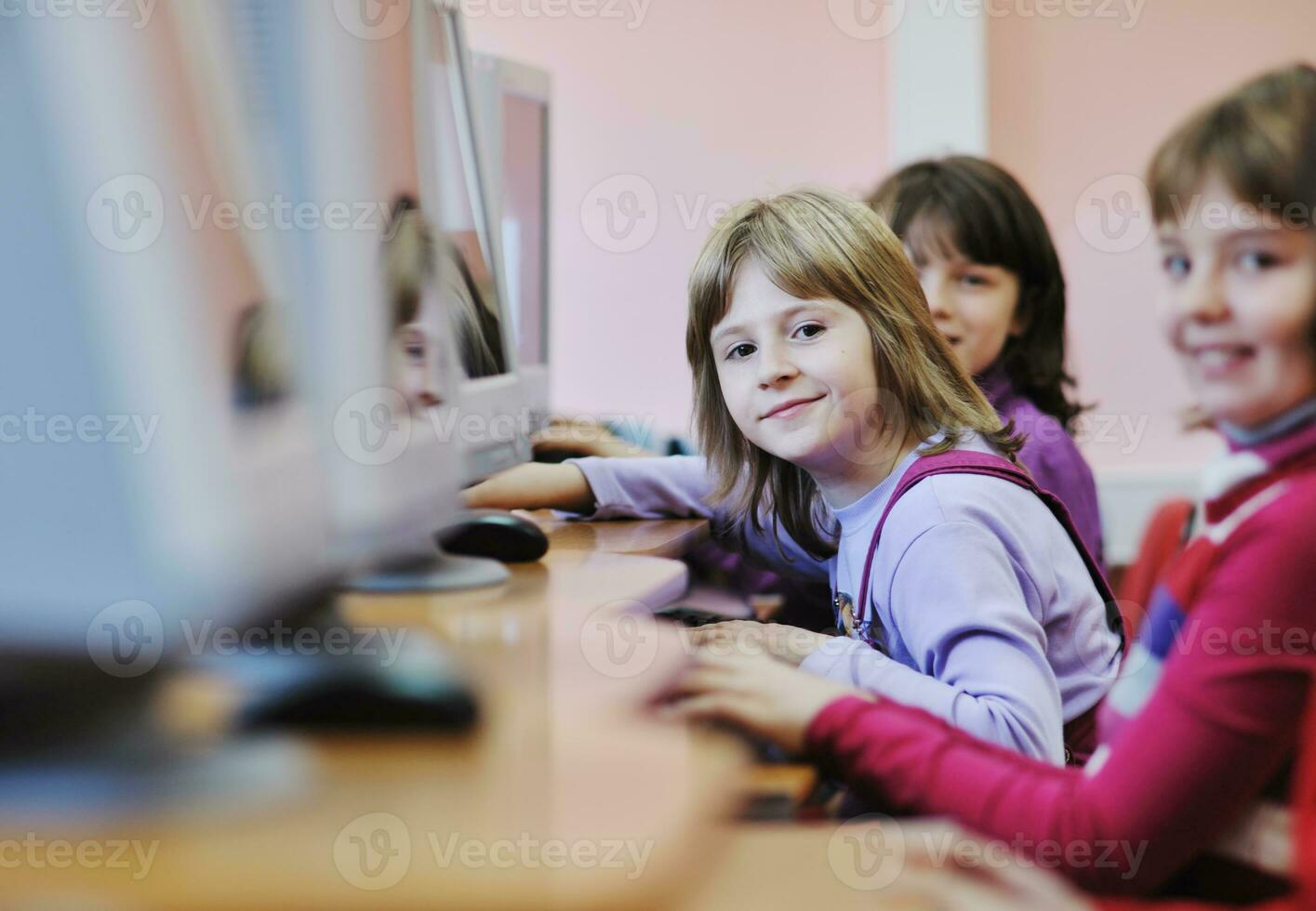 éducation informatique avec les enfants à l'école photo