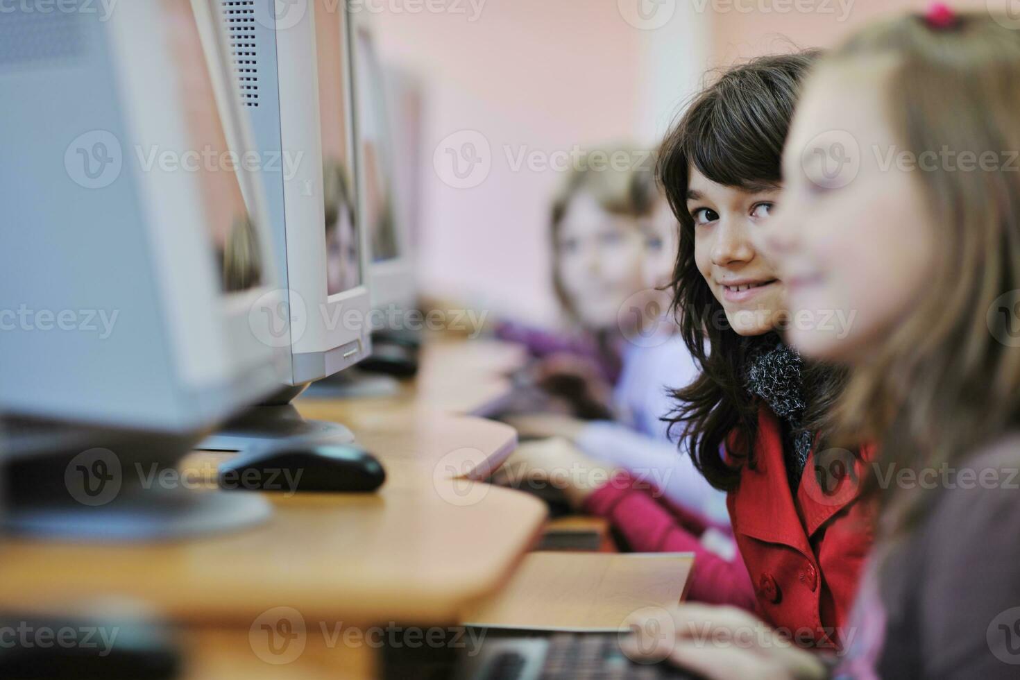 éducation informatique avec les enfants à l'école photo