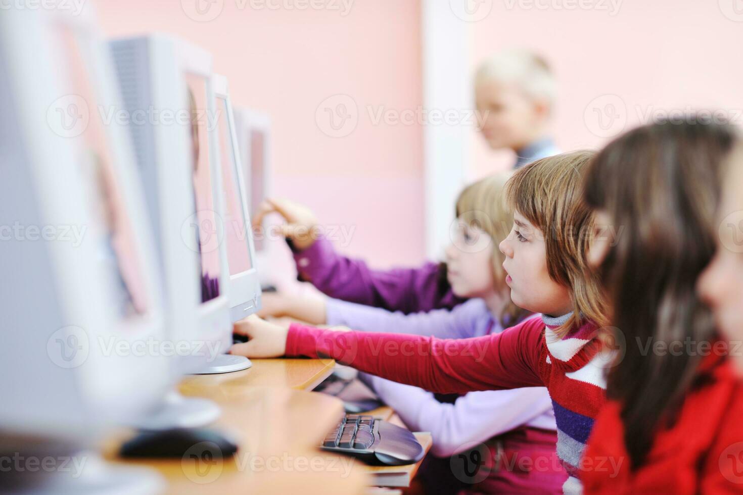 éducation informatique avec les enfants à l'école photo