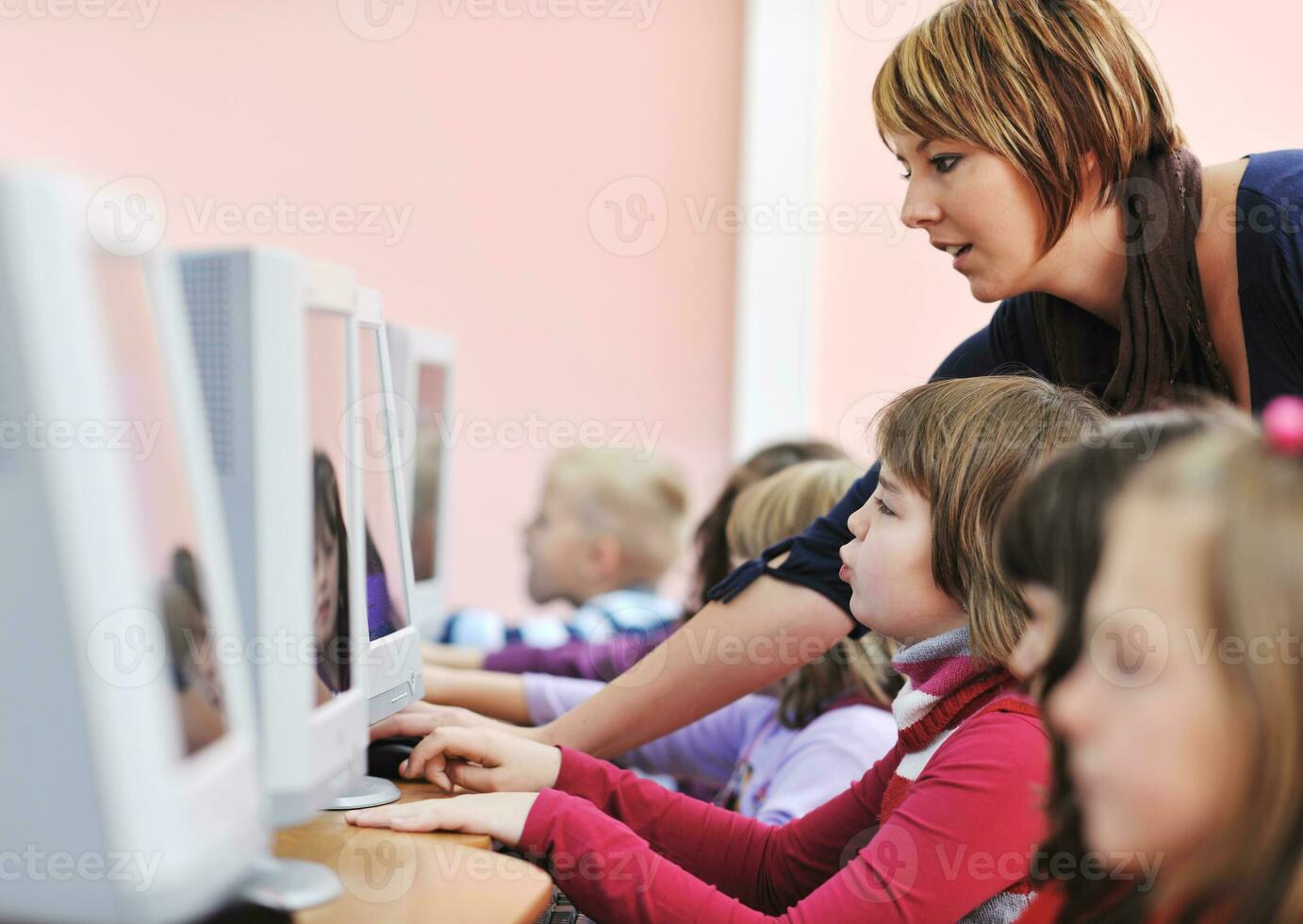 éducation informatique avec les enfants à l'école photo