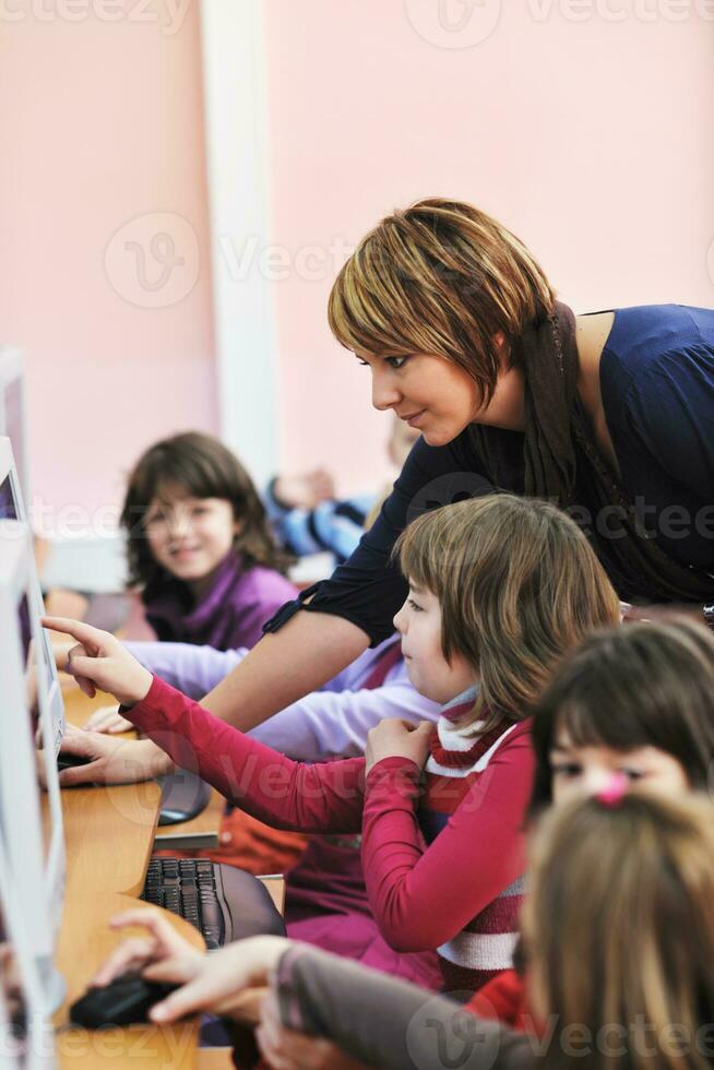 éducation informatique avec les enfants à l'école photo