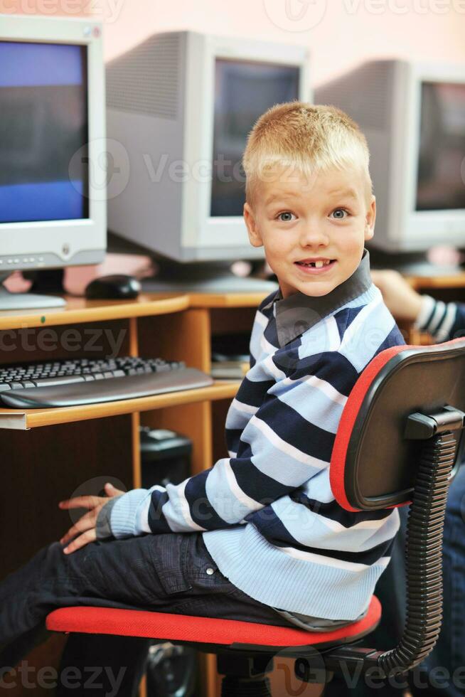 éducation informatique avec les enfants à l'école photo