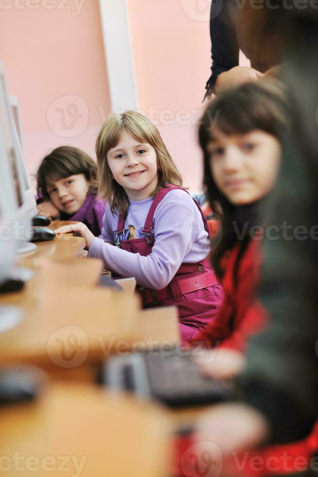 éducation informatique avec les enfants à l'école photo