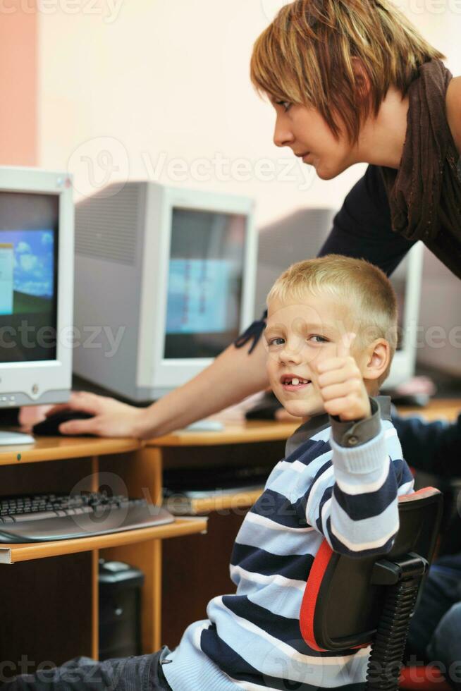 éducation informatique avec les enfants à l'école photo