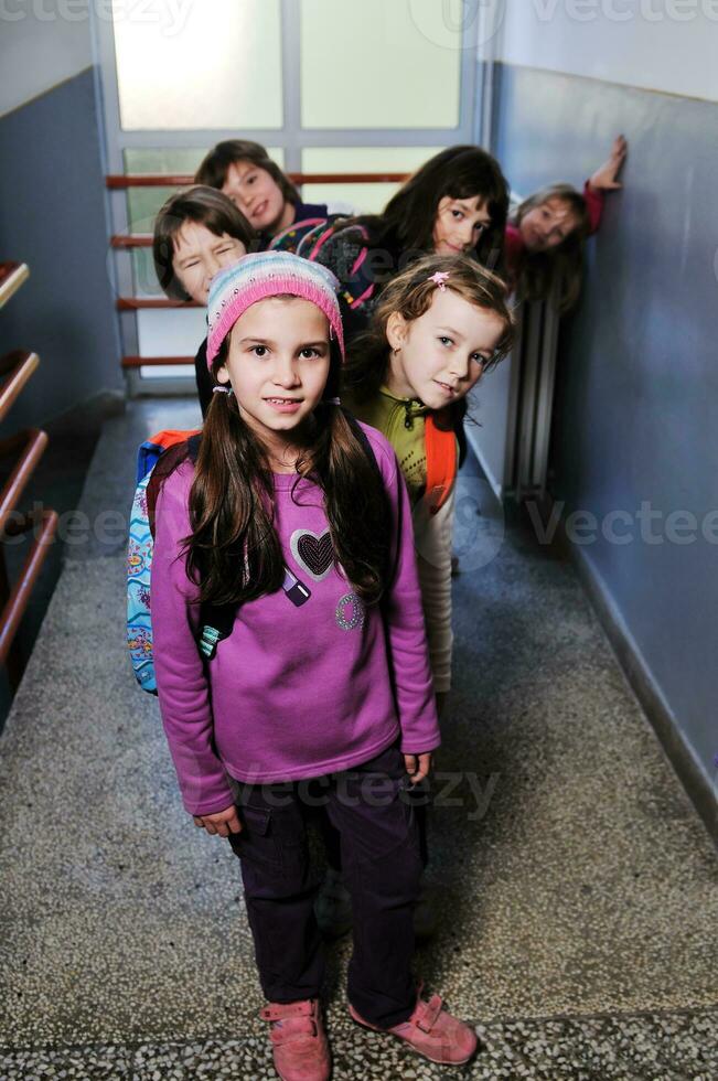 groupe d'enfants heureux à l'école photo