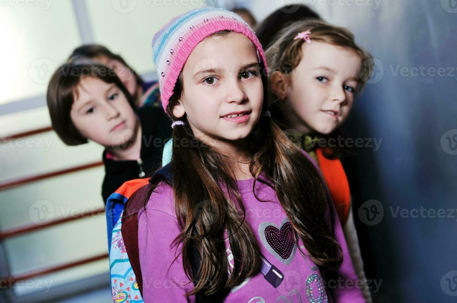 groupe d'enfants heureux à l'école photo