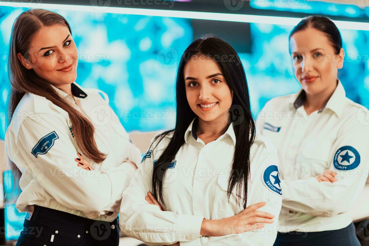 groupe portrait de femelle Sécurité opérateur tandis que travail dans une Les données système contrôle pièce des bureaux technique opérateur travail à poste de travail avec plusieurs affiche, Sécurité garde travail sur plusieurs lun photo